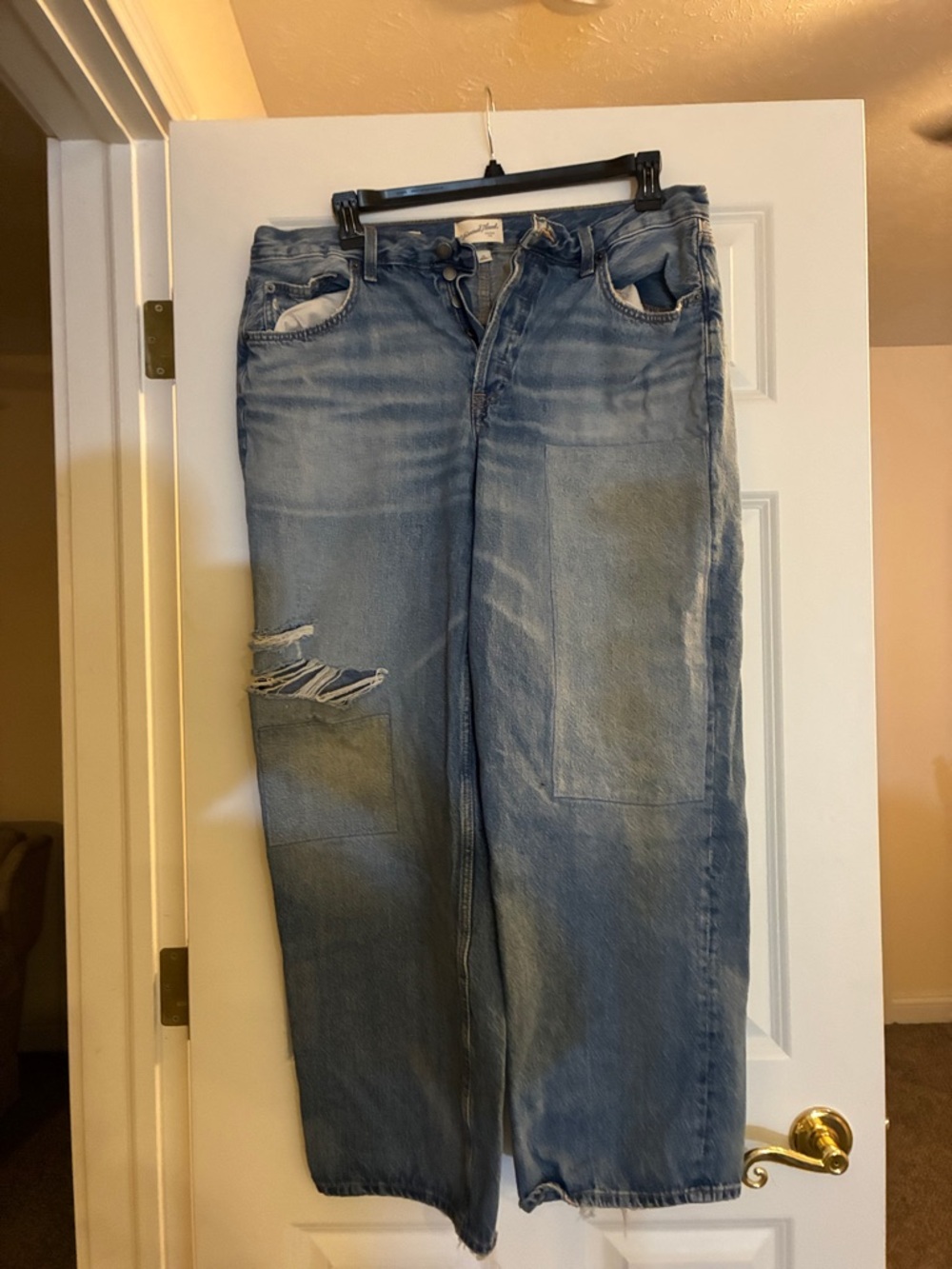 Universal Thread Relaxed Light Wash Distressed Jeans